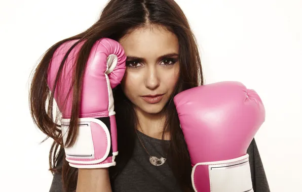Актриса, Nina Dobrev, боксерские перчатки