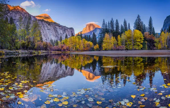 Картинка осень, лес, небо, облака, деревья, горы, отражение, река