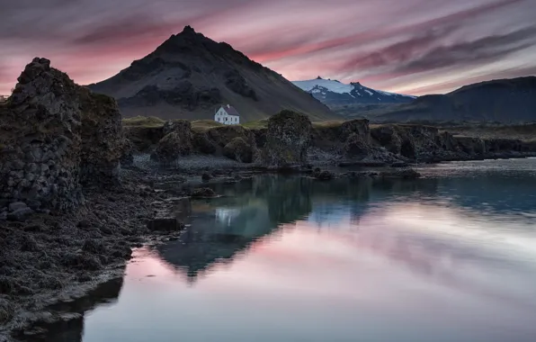 Картинка небо, закат, горы, озеро, отражение, вечер, домик, Исландия
