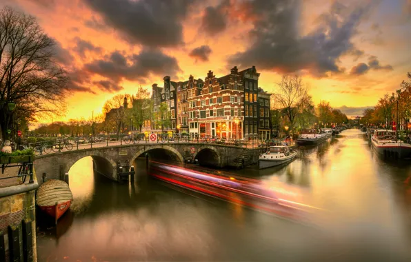 Картинка тучи, мост, город, здания, лодки, Амстердам, канал, катера