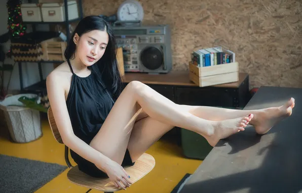 Картинка лицо, брюнетка, ножки, сидит