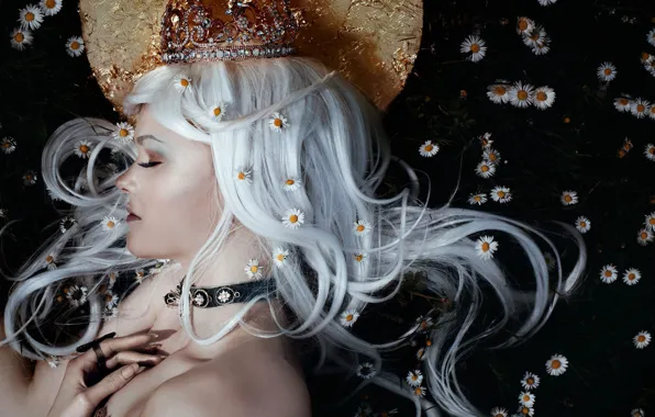 БЛОНДИНКА, ЦВЕТЫ, РОМАШКИ, КОРОНА, ОШЕЙНИК, фотограф Bella Kotak