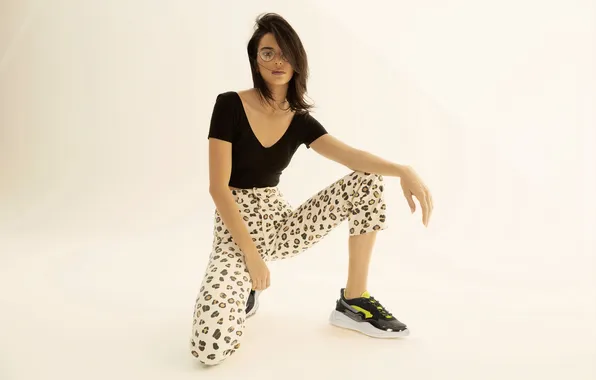 Model, women, brunette, dark hair, kneeling, Kendall Jenner, women with glasses, shoulder length hair