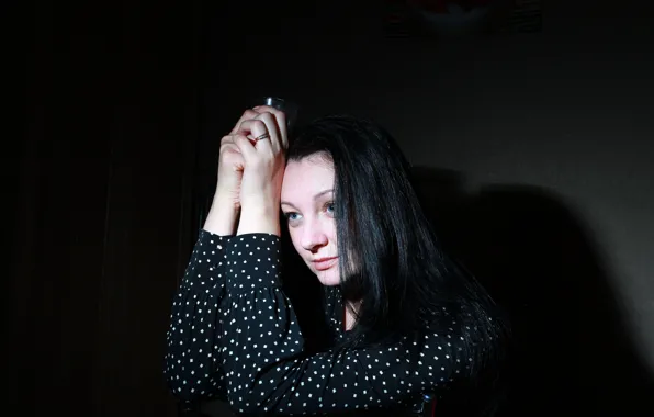 Задумчивость, стакан, одиночество