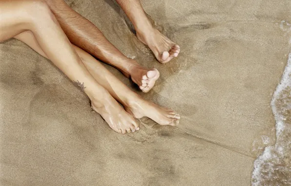 Картинка песок, вода, берег, две пары ног