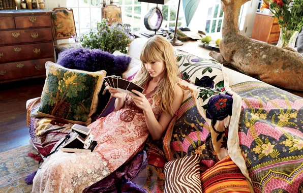 Комната, диван, интерьер, подушки, платье, прическа, фотоаппарат, блондинка