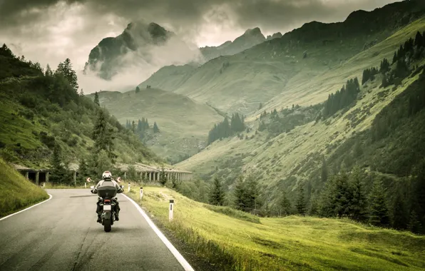 Картинка дорога, трава, пейзаж, горы, природа, разметка, размытость, мотоцикл