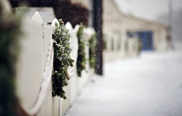Картинка зима, дорога, снег, снежинки, ветки, забор, ель, ограда