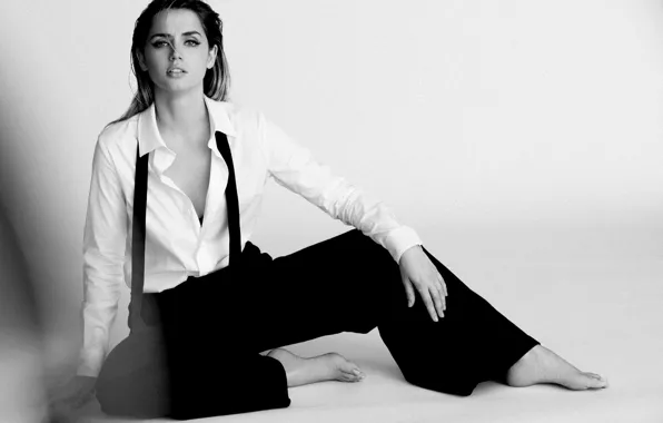 Картинка взгляд, девушка, поза, актриса, черно-белое, Ana de Armas