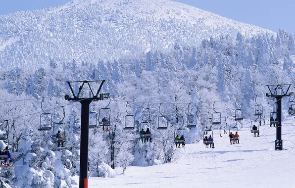 Картинка зима, лес, снег, горы, люди, отдых, лыжи, подъёмник