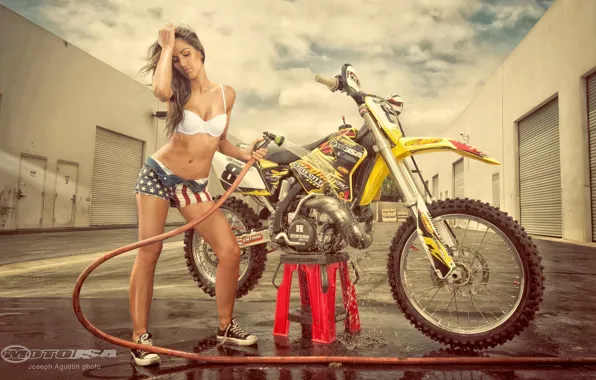 Мойка, Эротика, стоит над мотоциклом Suzuki RM250 Project Bike, девушка Raquel