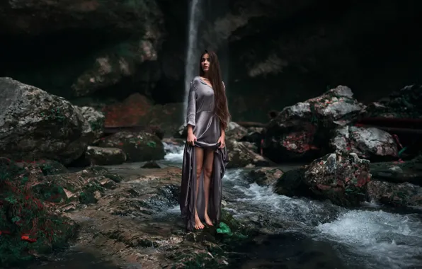 Девушка, горы, река