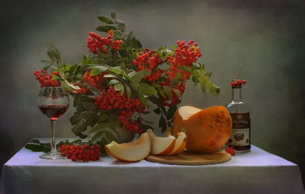Картинка листья, ветки, ягоды, бокал, бутылка, ваза, напиток, натюрморт