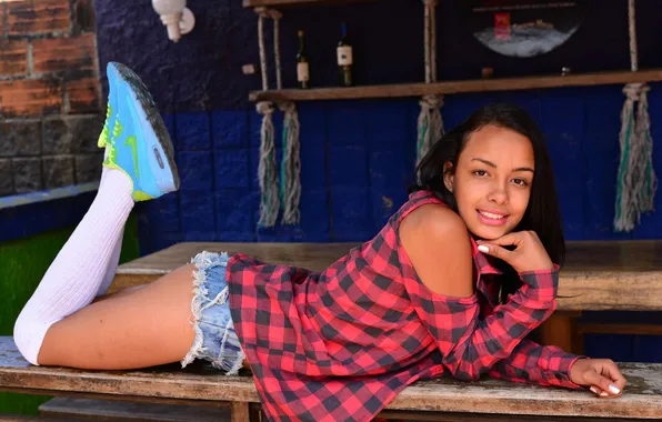 Картинка girl, shorts, beautiful, jeans, brunette, cute, shirt, sneakers
