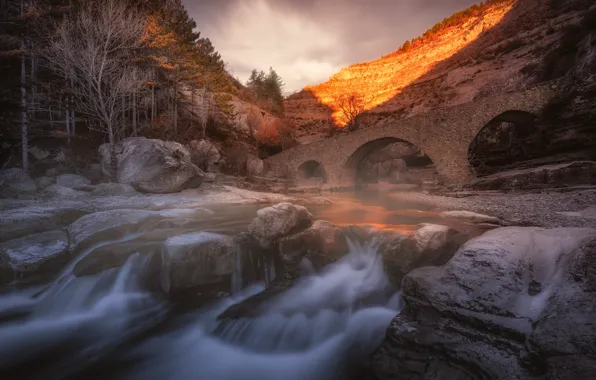 Картинка осень, свет, деревья, мост, природа, камни, скалы, водопад