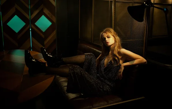 Девушка, свет, стол, диван, милая, модель, лампа, ботинки