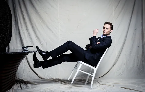 Взгляд, стул, костюм, актер, мужчина, Tom Hiddleston, Том Хиддлстон