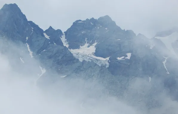 Горы, пасмурно, ледник