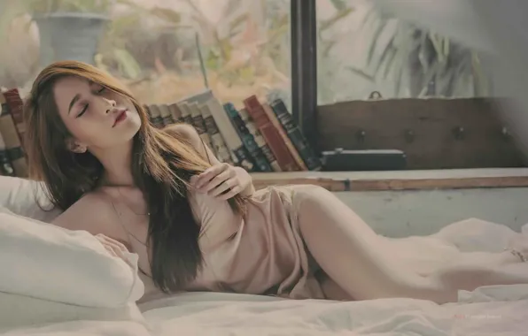 Картинка кровать, лежит, книга, одеяло, азиатка, asian, ночнушка, Asian girl