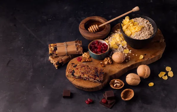 Шоколад, миска, орехи, мёд, мюсли, цукаты, разделочная доска, батончики