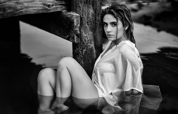 Картинка взгляд, вода, девушка, поза, ноги, мокрая, чёрно-белая, монохром