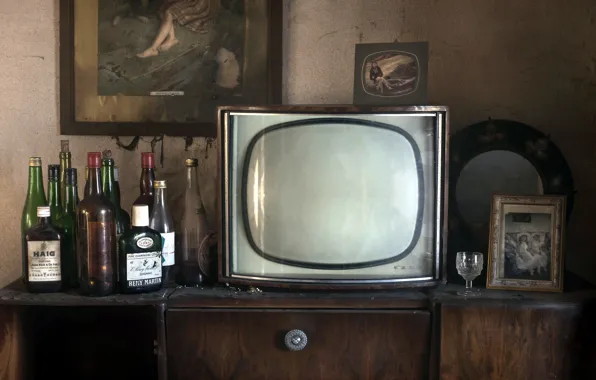 Картинка фон, телевизор, бутылки