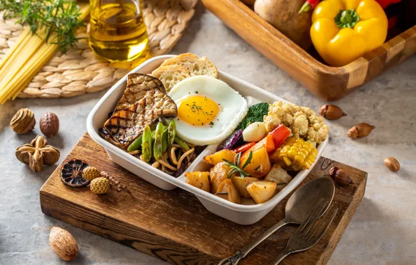 Мясо, перец, яичница, овощи, картофель