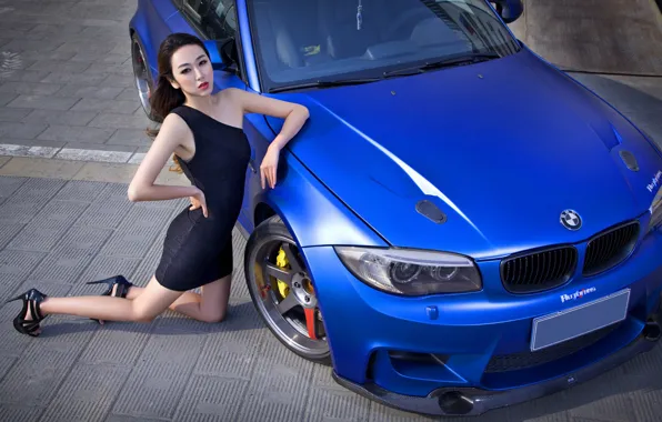Взгляд, Девушки, BMW, азиатка, красивая девушка, синий авто, стоит на коленях