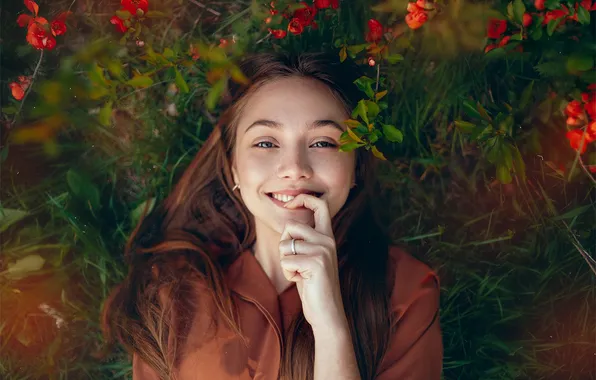 Взгляд, девушка, цветы, ветки, улыбка, настроение, поляна, рука