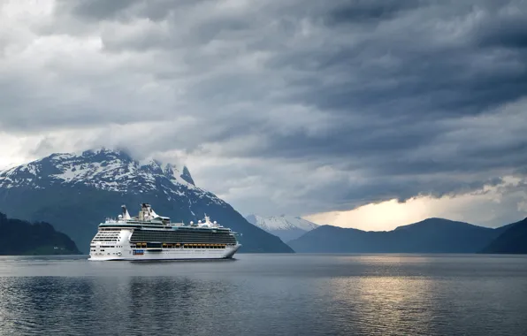 Море, Лайнер, Тучи, Судно, Royal Caribbean International, Пассажирское судно, Cruise Ship, Independence of the Seas