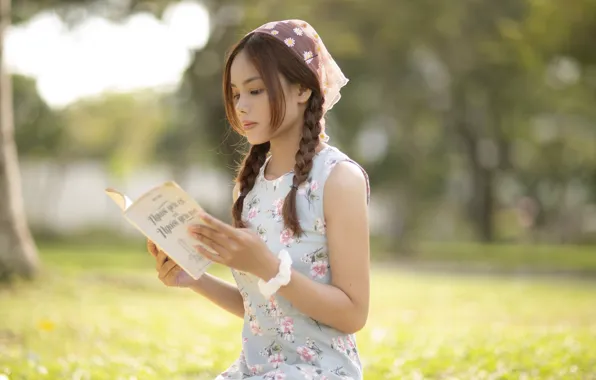 Книга, азиатка, красивая девушка, чтение, летний день, платок на голове