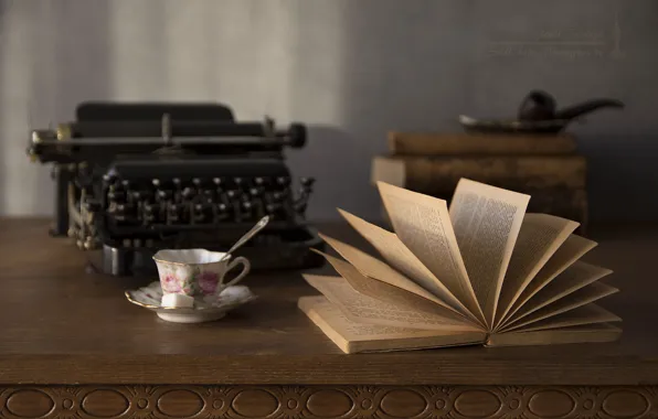 Книги, трубка, чашка, сахар, печатная машинка