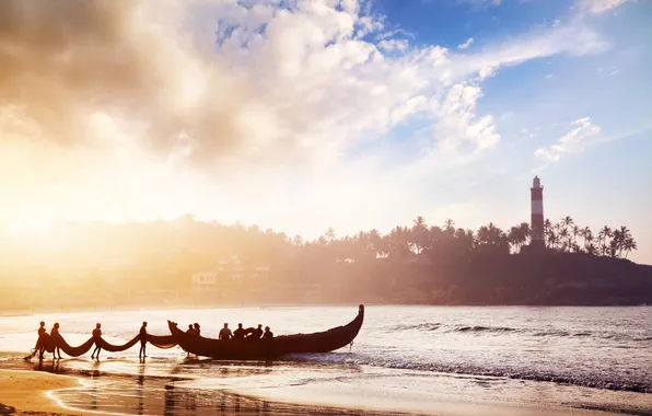 Картинка песок, море, облака, люди, маяк, лодки, утро, Индия