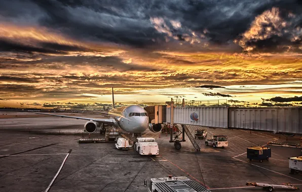 Картинка небо, облака, пейзаж, закат, самолет, краски, colors, аэропорт
