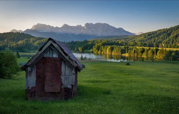 Картинка горы, озеро, луг, сарайчик