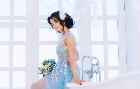 Картинка девушка, цветы, букет, макияж, платье, брюнетка, прическа, ванна