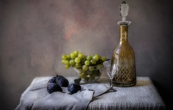 Картинка виноград, ваза, натюрморт, рюмка, графин, инжир