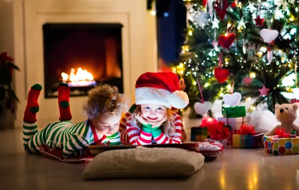 Картинка дети, игрушки, елка, Рождество, Новый год, книга, камин, украшение