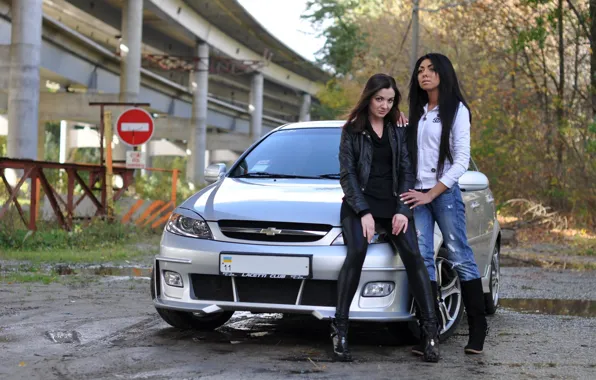 Картинка авто, взгляд, мост, девушки, знак, Девушки, Chevrolet