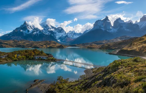 Картинка озеро, остров, дома, мостик, Чили, Южная Америка, Патагония, горы Анды