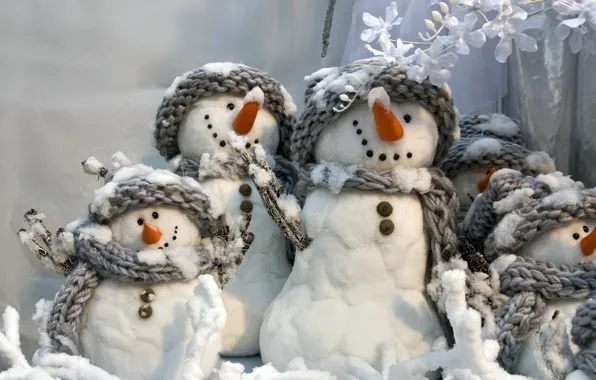 Картинка зима, новый год, снеговики, серые, улыбчивые, весёлые, White snowmans, шарфики