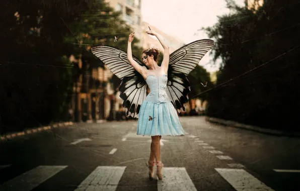 Картинка девушка, город, улица, бабочка