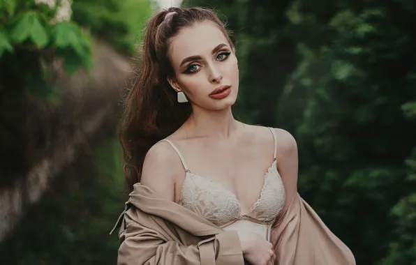 Девушка, природа, серьги, макияж, брюнетка, хвост, бюстгальтер, плечи
