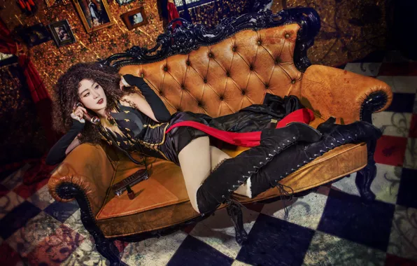 Картинка девушка, стиль, комната, диван, плитка, сапоги, наряд, лежит