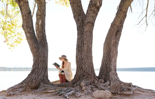 Девушка, деревья, шляпа, шляпка, сидит, локоны, читает