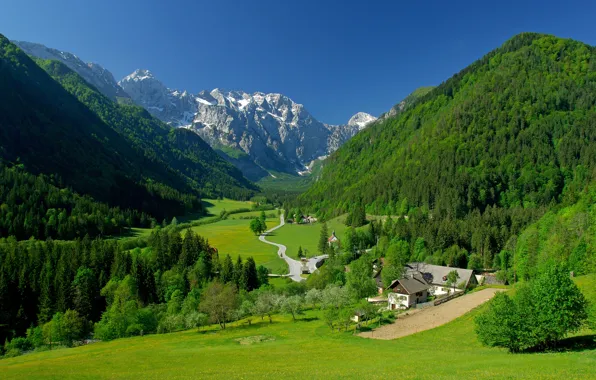 Зелень, небо, трава, деревья, горы, дома, весна, долина