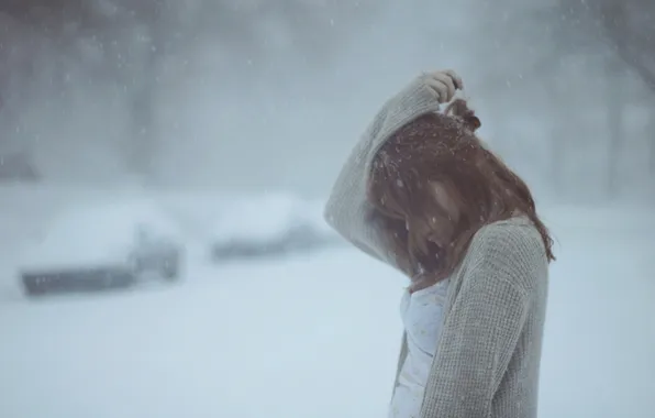 Картинка зима, девушка, снег, машины, одиночество, рыжеволосая