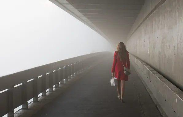 Картинка девушка, город, туман, утро