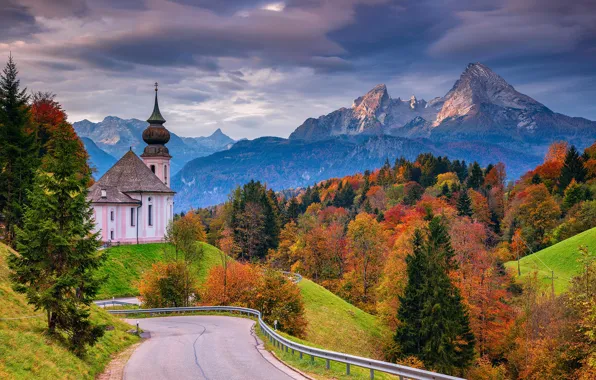 Картинка дорога, осень, лес, деревья, горы, Германия, Бавария, церковь