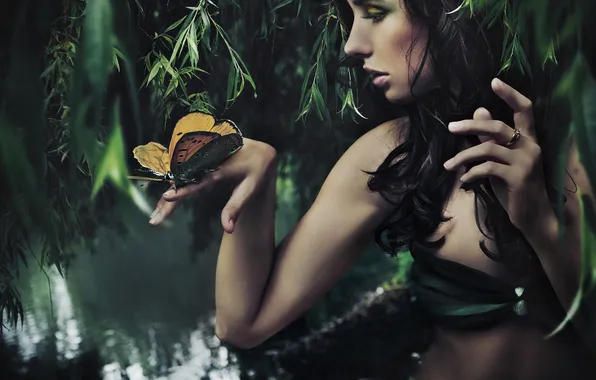 Картинка девушка, природа, бабочка, руки, брюнетка, кольцо